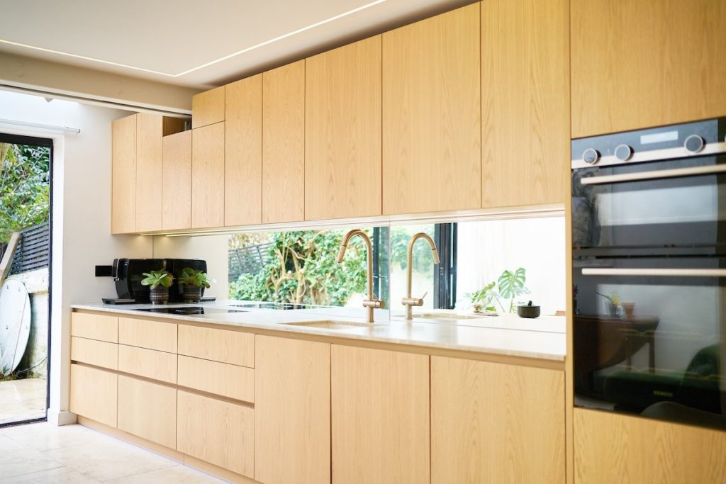 mirrored kitchen splash back in oak veneer handless kitchen
